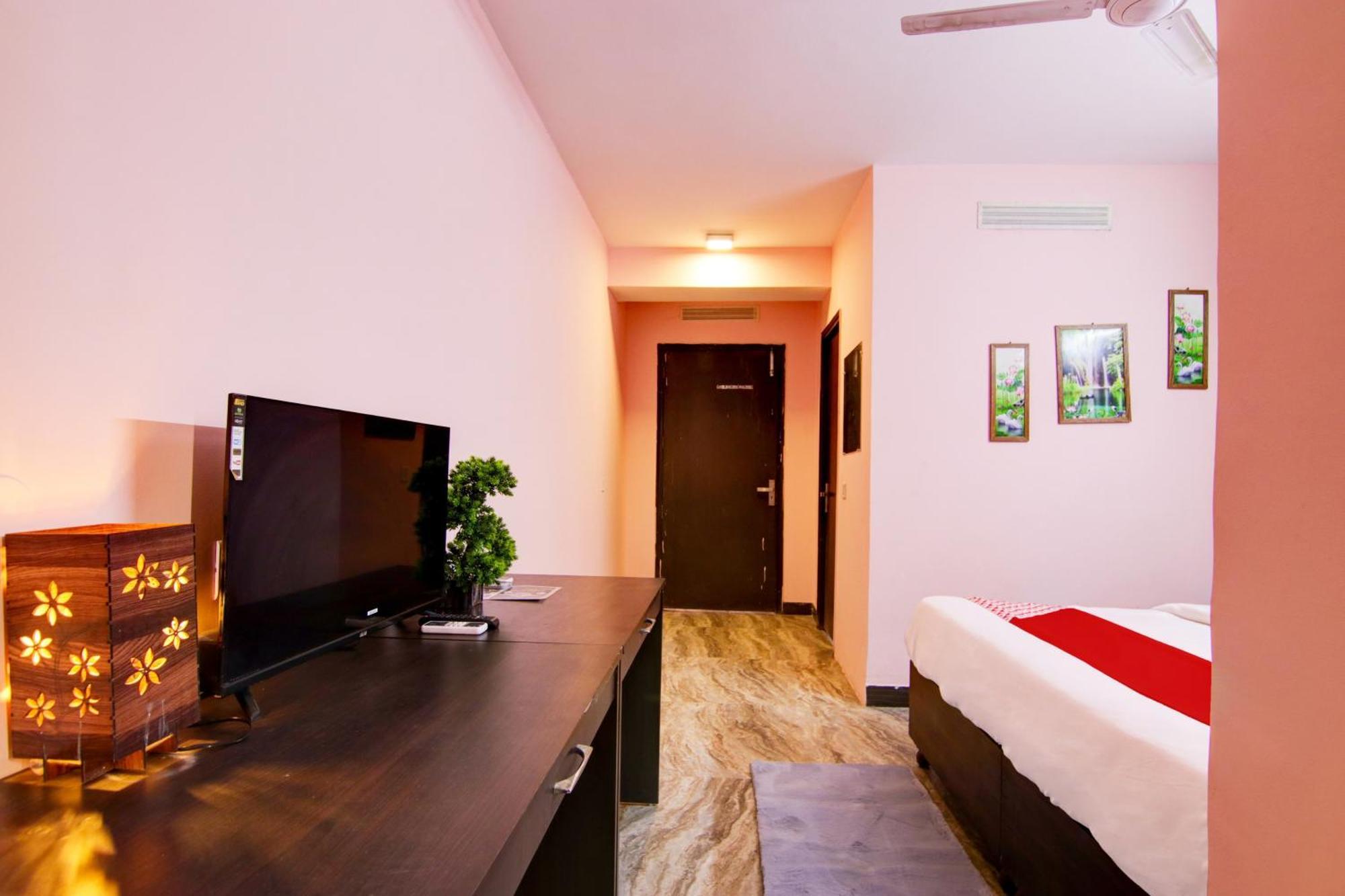 Hotel O Manya Stay New Delhi Bagian luar foto