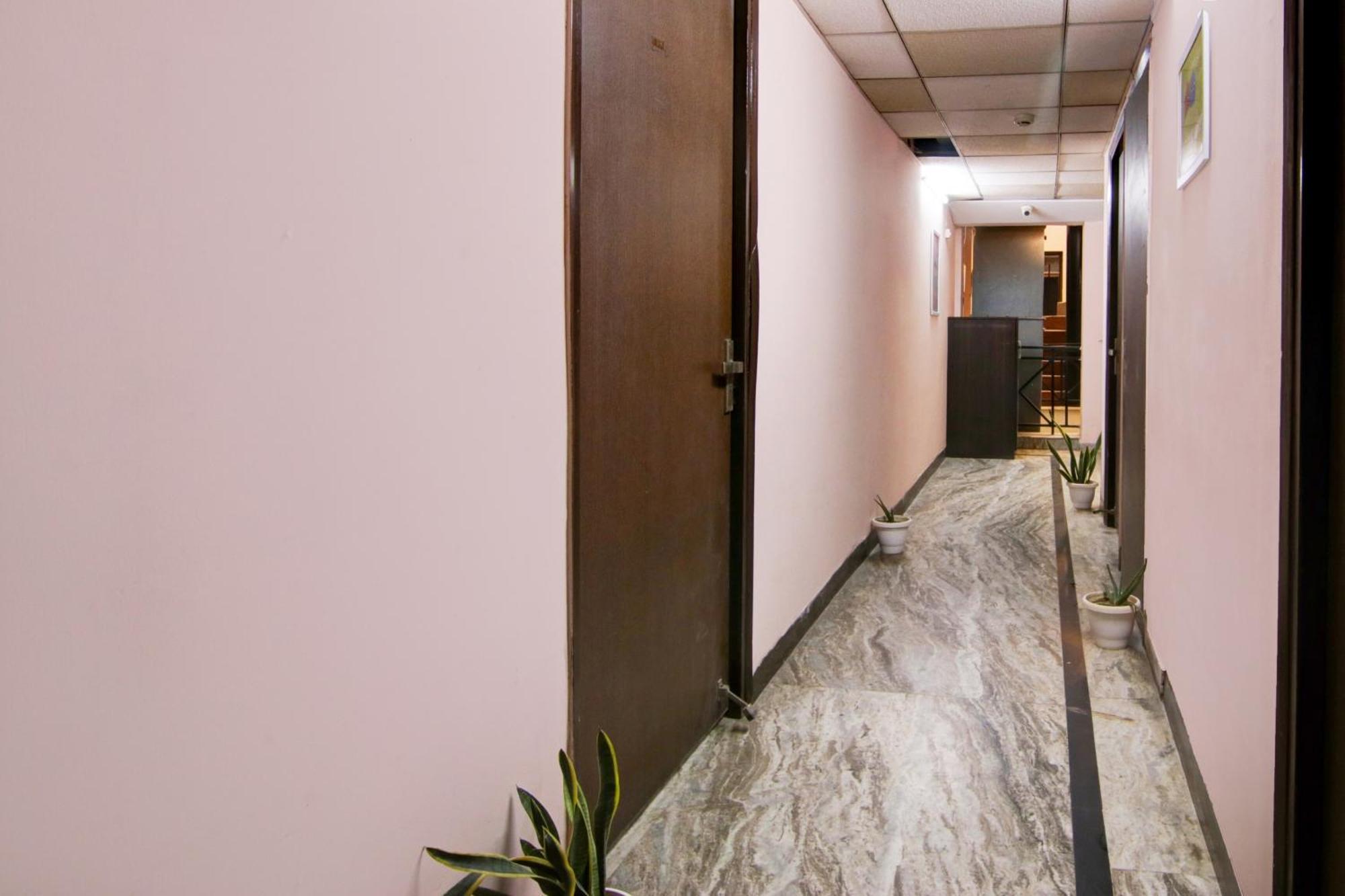 Hotel O Manya Stay New Delhi Bagian luar foto